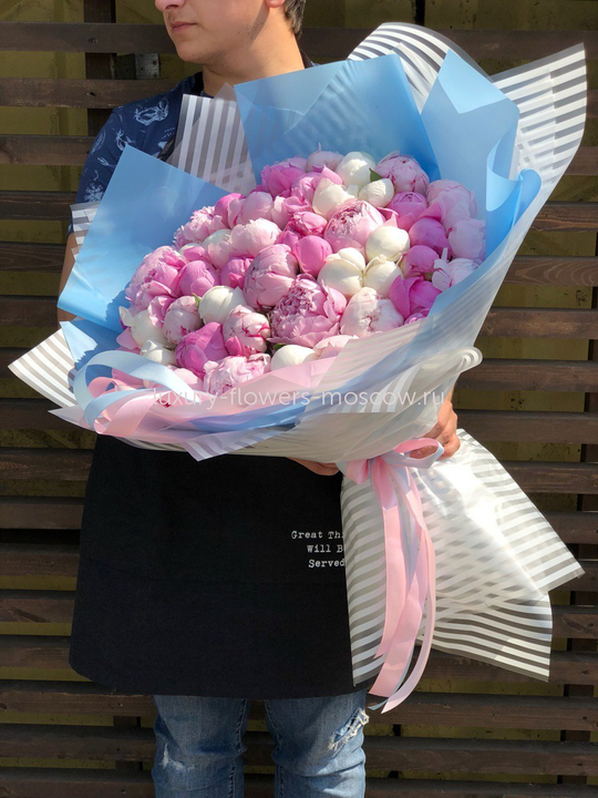 Микс белых и розовых пионов