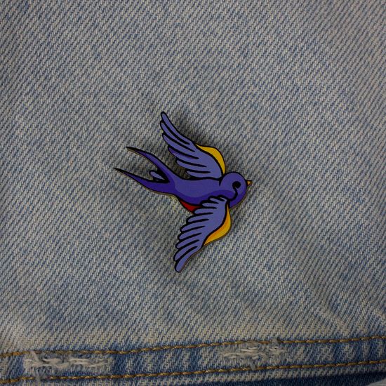 Деревянный значок. Ласточка