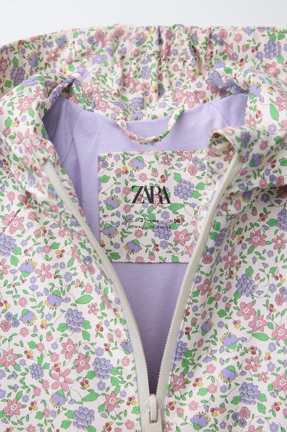 ZARA ПРОРЕЗИНЕННЫЙ ДОЖДЕВИК С ЦВЕТОЧНЫМ ПРИНТОМ, РОЗОВЫЙ