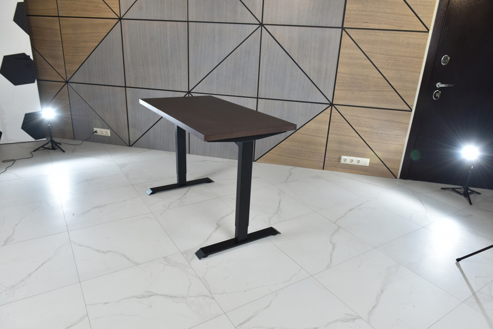 Регулируемый компьютерный стол Bazalt с регулировкой по высоте — столешница МДФ Венге