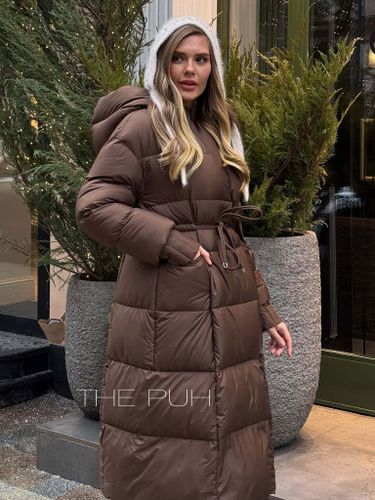 Удлиненный коричневый пуховик на запах с объемным капюшоном
