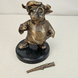 Бронзовая статуэтка "Бык с дубиной"