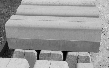 Пластиковые и бетонные бордюры: сравнение