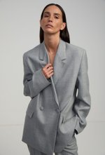 Жакет двубортный серый