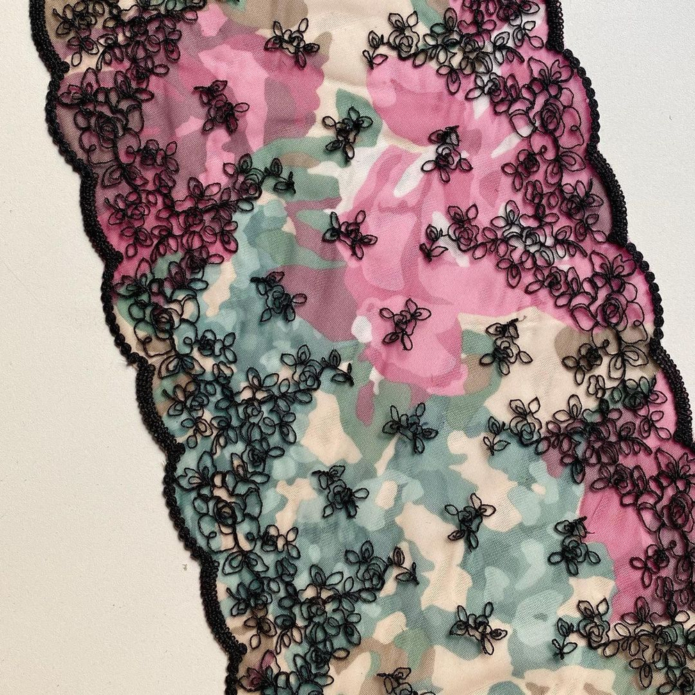 Вышивка на сетке чёрный/розовый к528