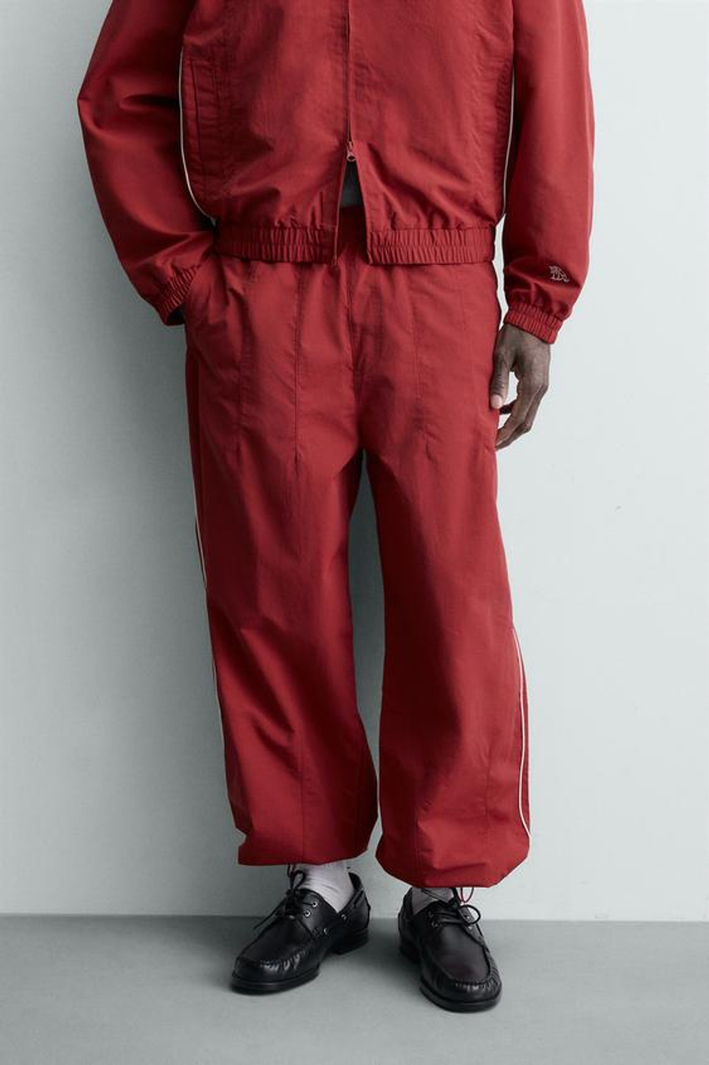 ZARA ДЖОГГЕРЫ ИЗ ВЫСОКОТЕХНОЛОГИЧНОЙ ТКАНИ С КОНТРАСТНЫМИ ПОЛОСАМИ, КРАСНЫЙ