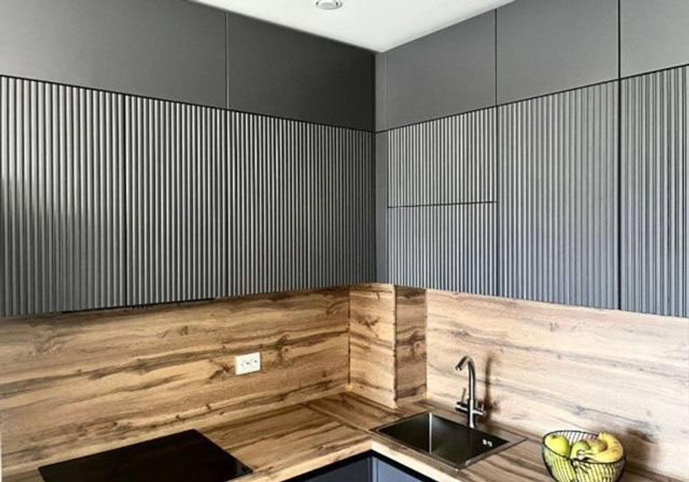 Минималистичная кухня в антраците — фрезерованные фасады и ручки Gola