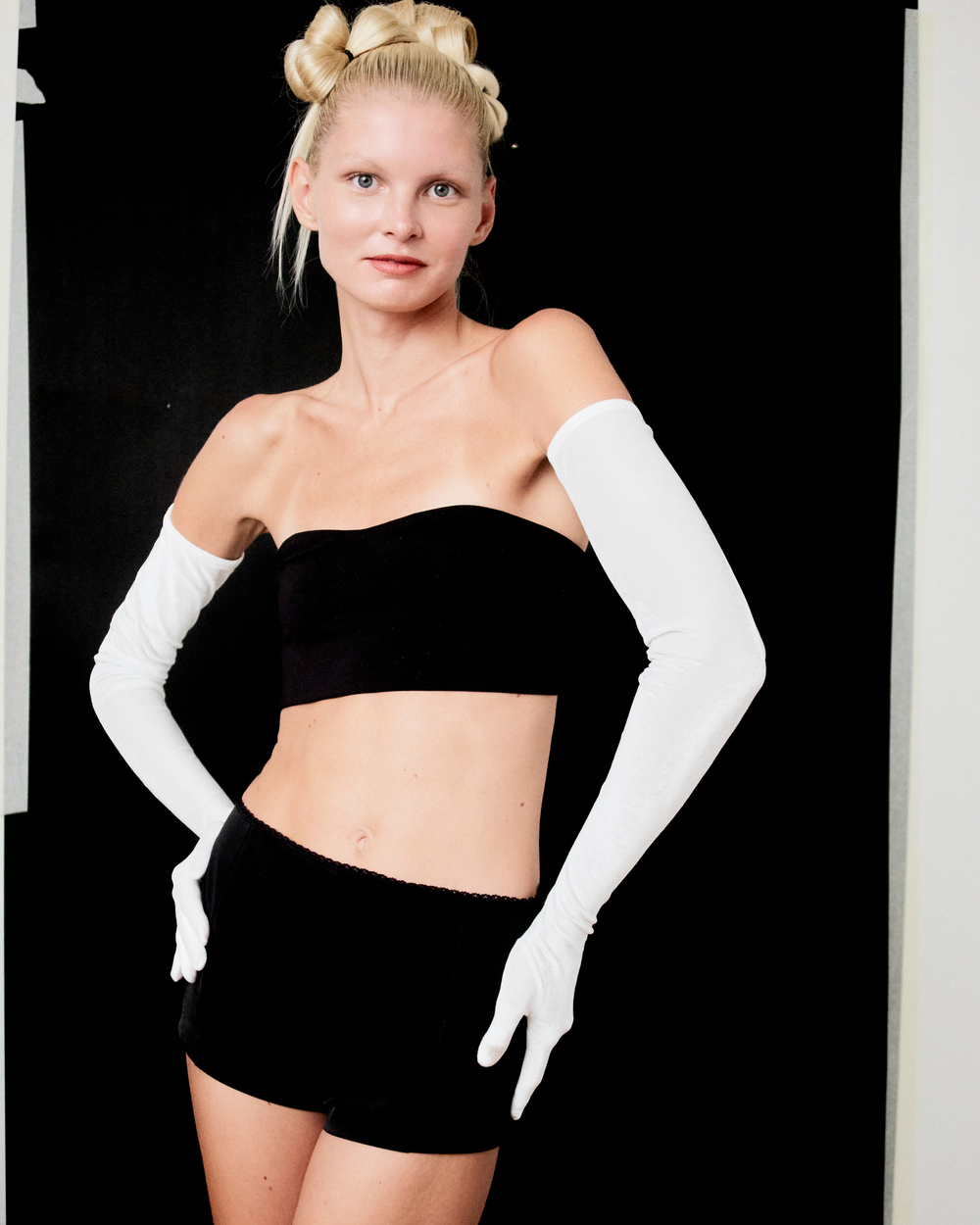 Перчатки из белого бархата до уровня плеча