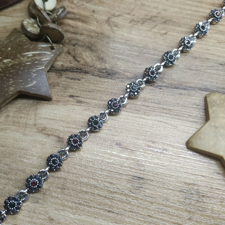 Браслет Vogue Цветочек стразы графитовые зеленые красные металл серебристый на красном бархате