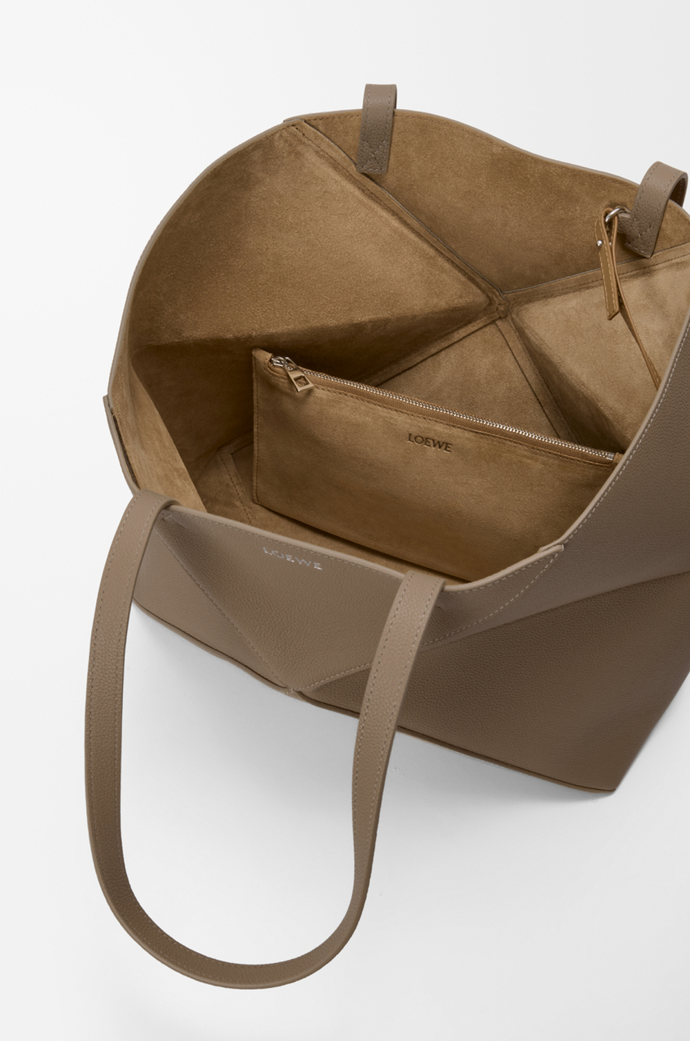 Loewe Средняя сумка-тоут Puzzle Fold из мягкой зернистой телячьей кожи, серо-коричневый