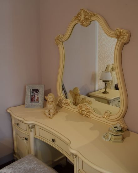 Стол туалетный  МОНА ЛИЗА  с пуфом и зеркалом