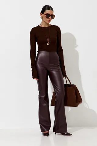 Брюки клеш из экокожи цвета вишни в шоколаде