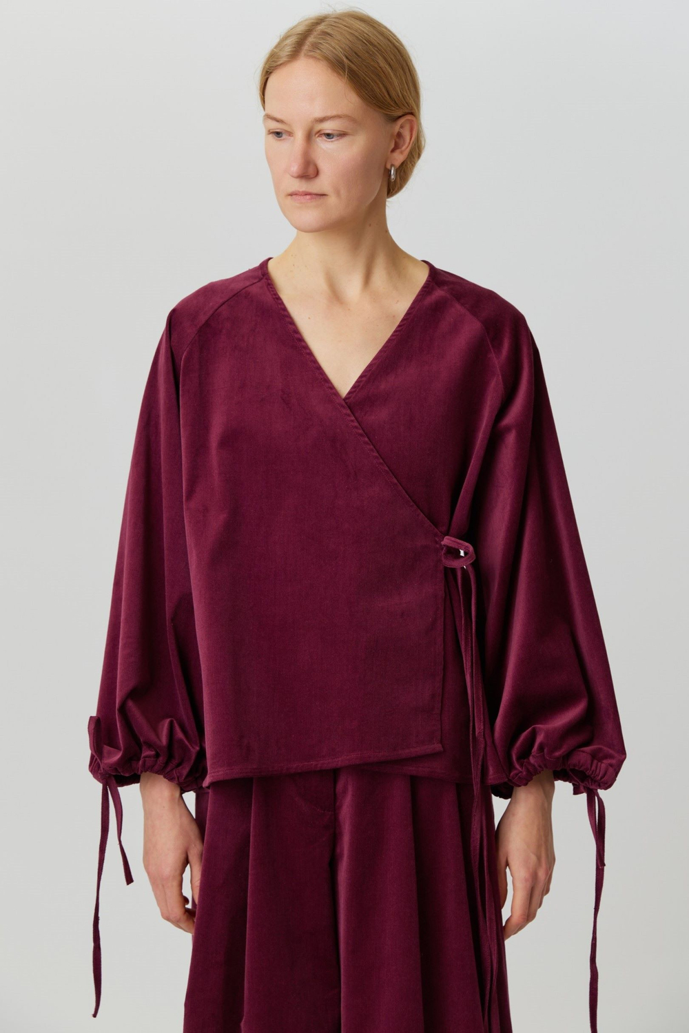 Блузка на запах из бордового вельвета