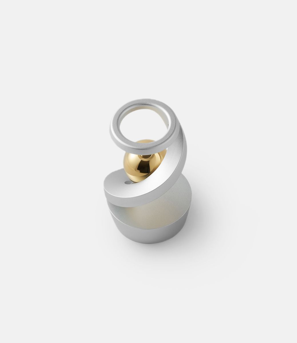 Mezmoglobe Luna Silver — кинетическая настольная скульптура