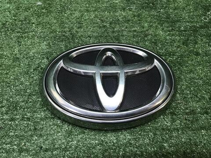 Эмблема решетки радиатора Toyota Fortuner 2 15-нв
