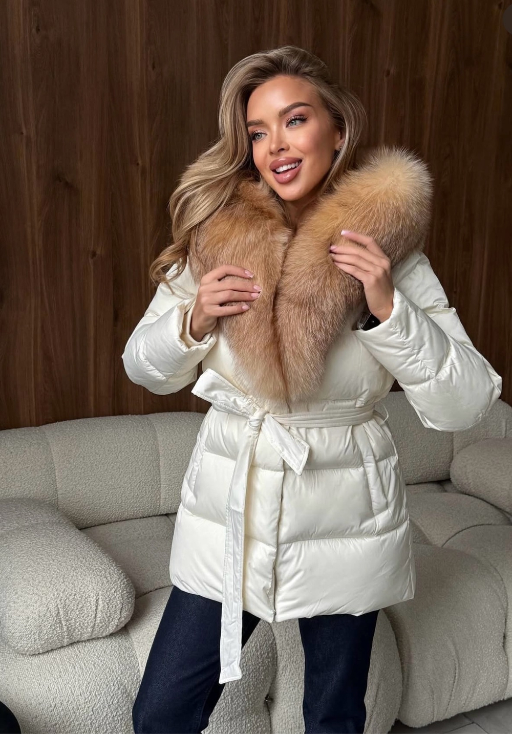 Пуховик в молочном цвете с мехом золотой лисы 75см