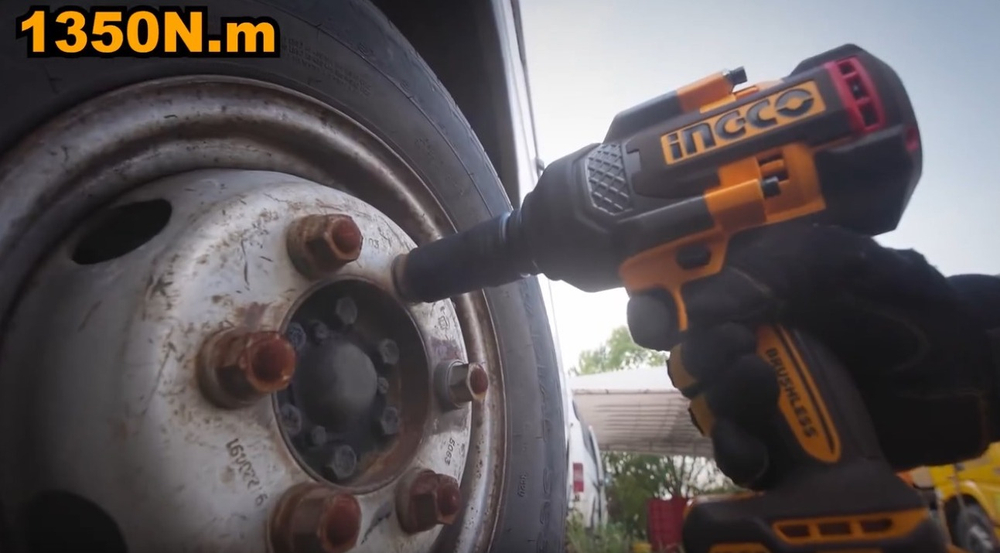 Аккумуляторный бесщеточный ударный гайковерт INGCO CIWLI20135 INDUSTRIAL 20 В 1/2" 1350 Нм / 1900 Нм