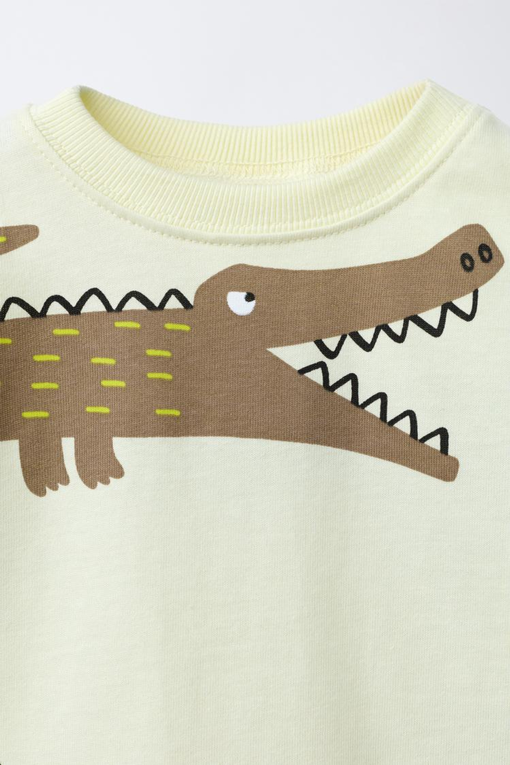 ZARA КОМПЛЕКТ ИЗ ФУТБОЛКИ И ШОРТ С ПРИНТОМ «КРОКОДИЛЫ», ЖЕЛТЫЙ