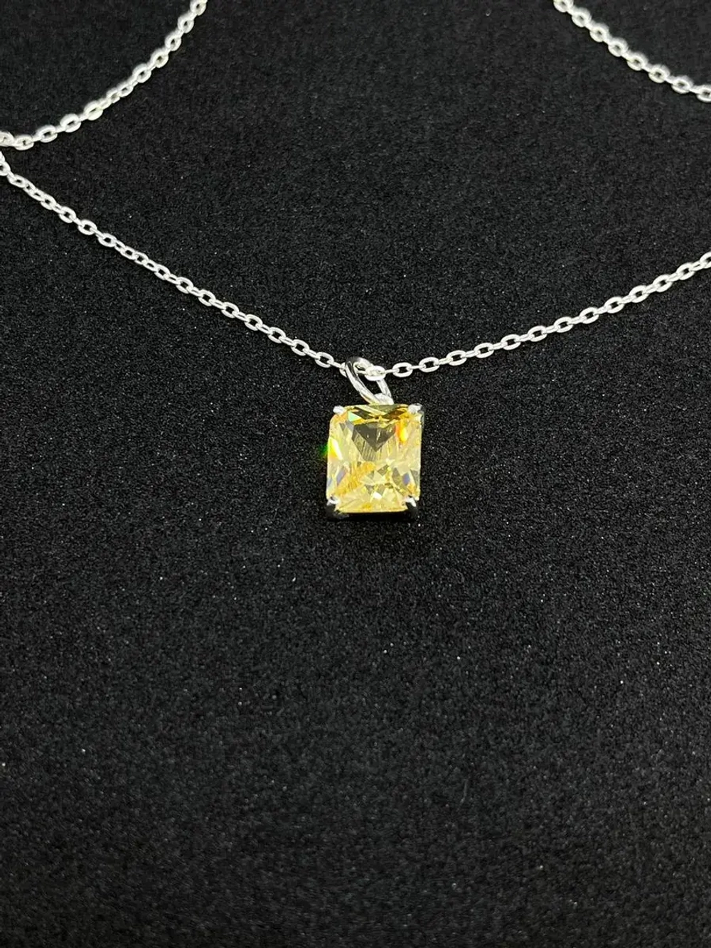 Серебряное колье с бриллианитом желтым