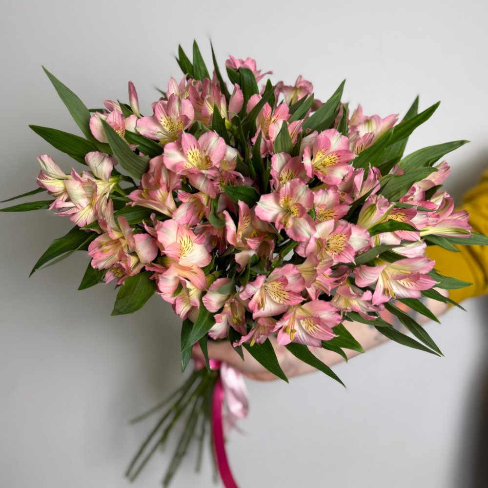 Букет с Альстромерией 15 штук