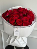 Букет из красных, кустовых пионовидных роз