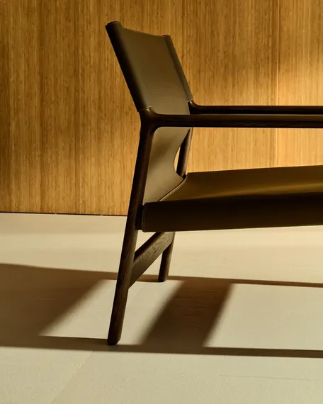 Кресло Jan из переработанной кожи темно-коричневого цвета и ясеня в ореховом цвете