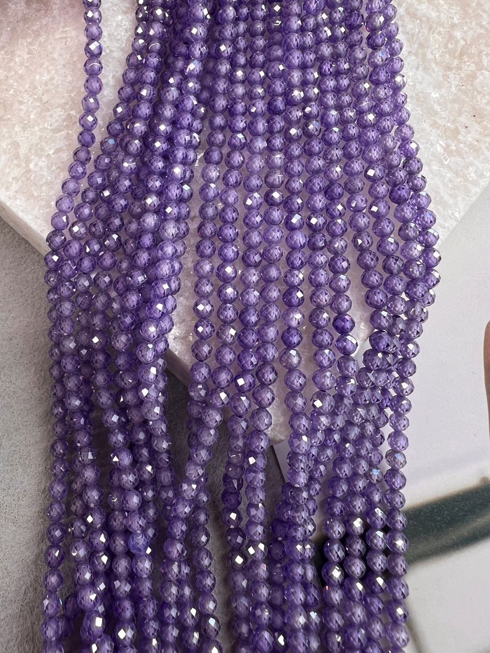 Бусины циркона (фианиты) 3 мм, нить 37 см, фиолетовый