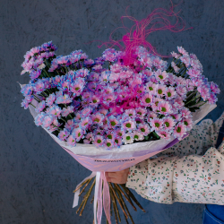 141. Стойкий необычный букет из двуцветной сантини