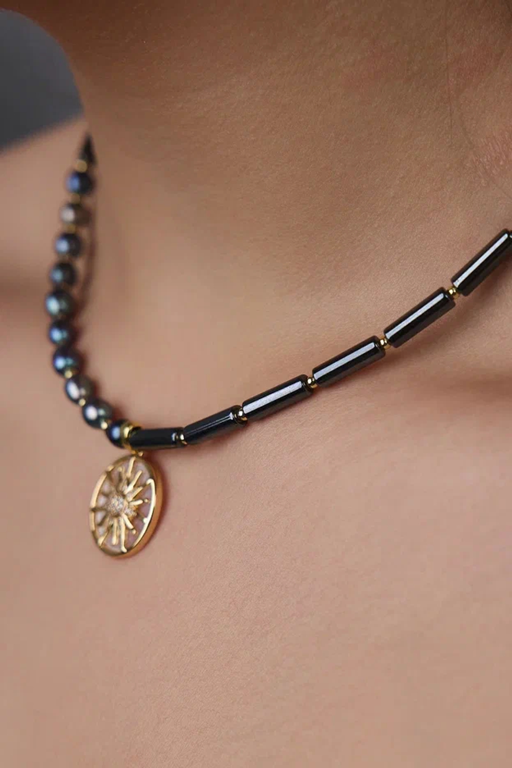 Колье из гематита и "бензинового" жемчуга с кулоном из перламутра и цирконов с солнцем, золото