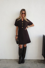 Платье с акцентными пуговицами и поясом