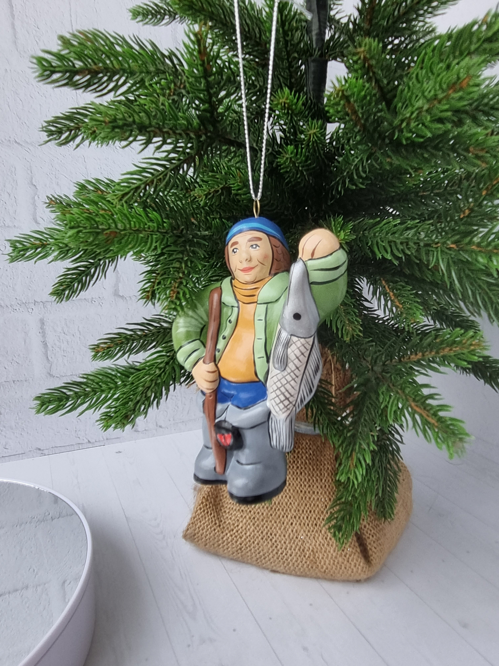 Елочная игрушка из фарфора Рыбак