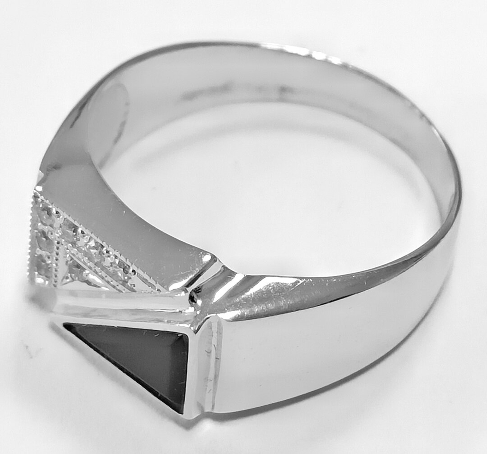 Ювелирное кольцо из серебра 925 пробы с ониксом и фианитами,размер 20