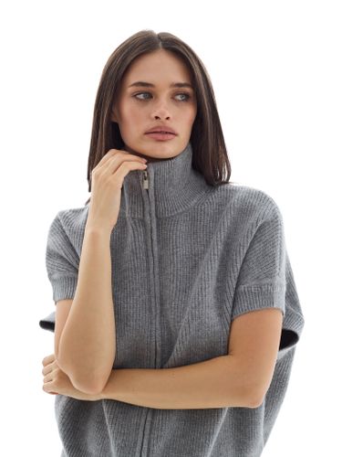 Серый трикотажный костюм с жилетом