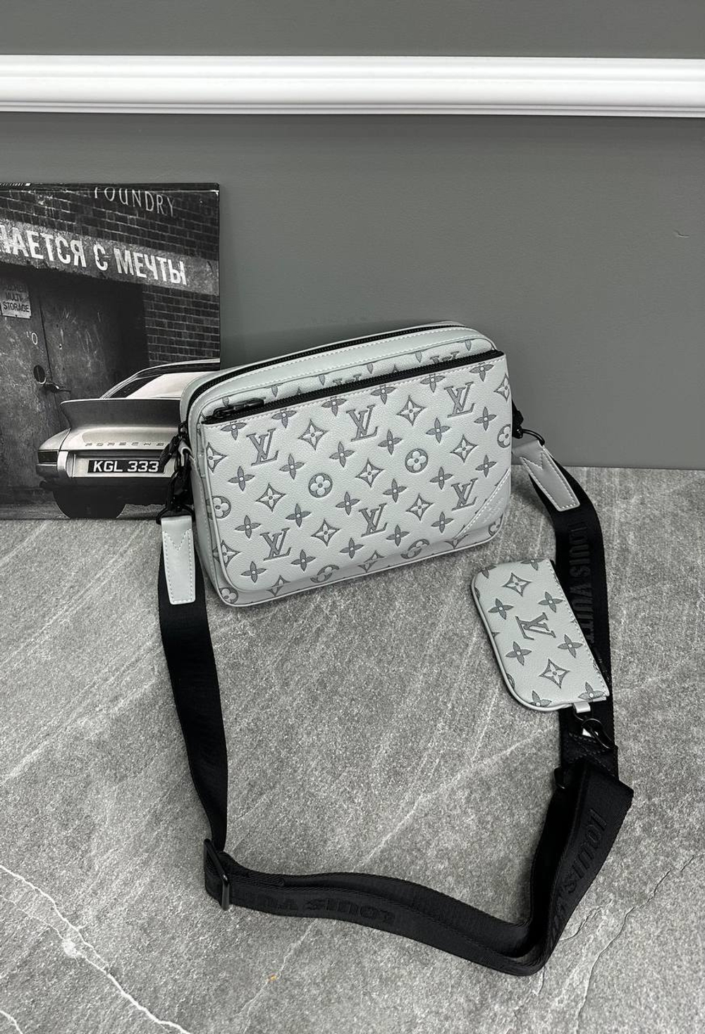Сумка-мессенджер Louis Vuitton