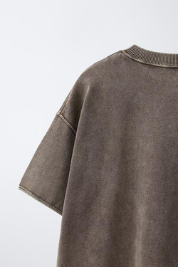 ZARА ФУТБОЛКА ИЗ ТРИКОТАЖА С ЭФФЕКТОМ ПОТЕРТОСТИ, ЦВЕТ РЖАВЧИНЫ