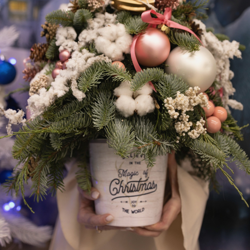 Ёлка из нобилиса с натуральными шишками и сухоцветами