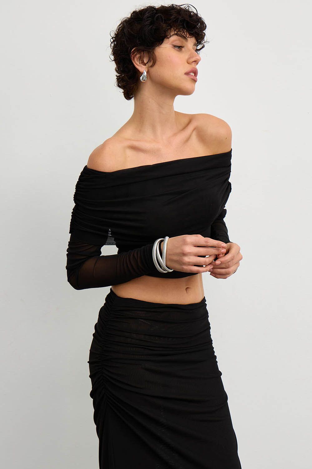 Лонгслив с открытыми плечами из сетки стрейч черного цвета