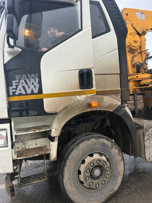 FAW J6 6x4 Бортовой с КМУ 352127 (Дизельный, 11.1 л, 390 л.с. МТ)