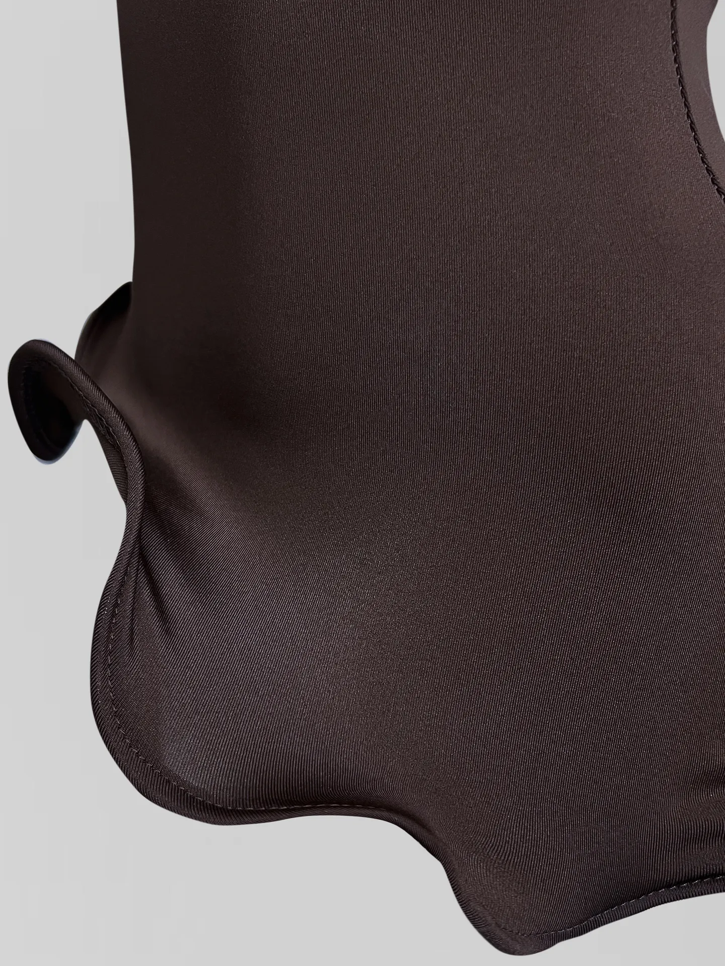 Лонгслив однотонный с расклешенными рукавами и баской