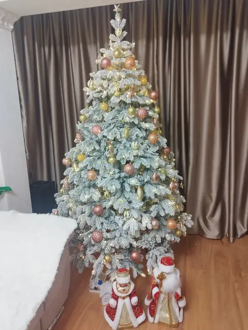 Заснеженная елка с гирляндой «Камчатская» теплый свет (Литая+пвх) 270 см / 2,7 м