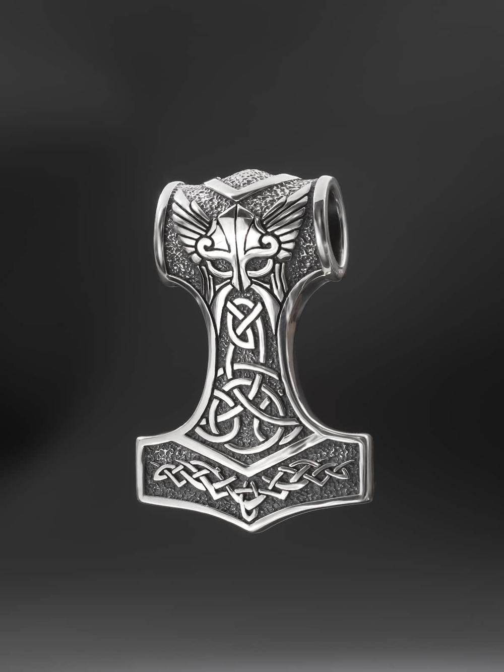 Изображение молот тора на черном фоне.