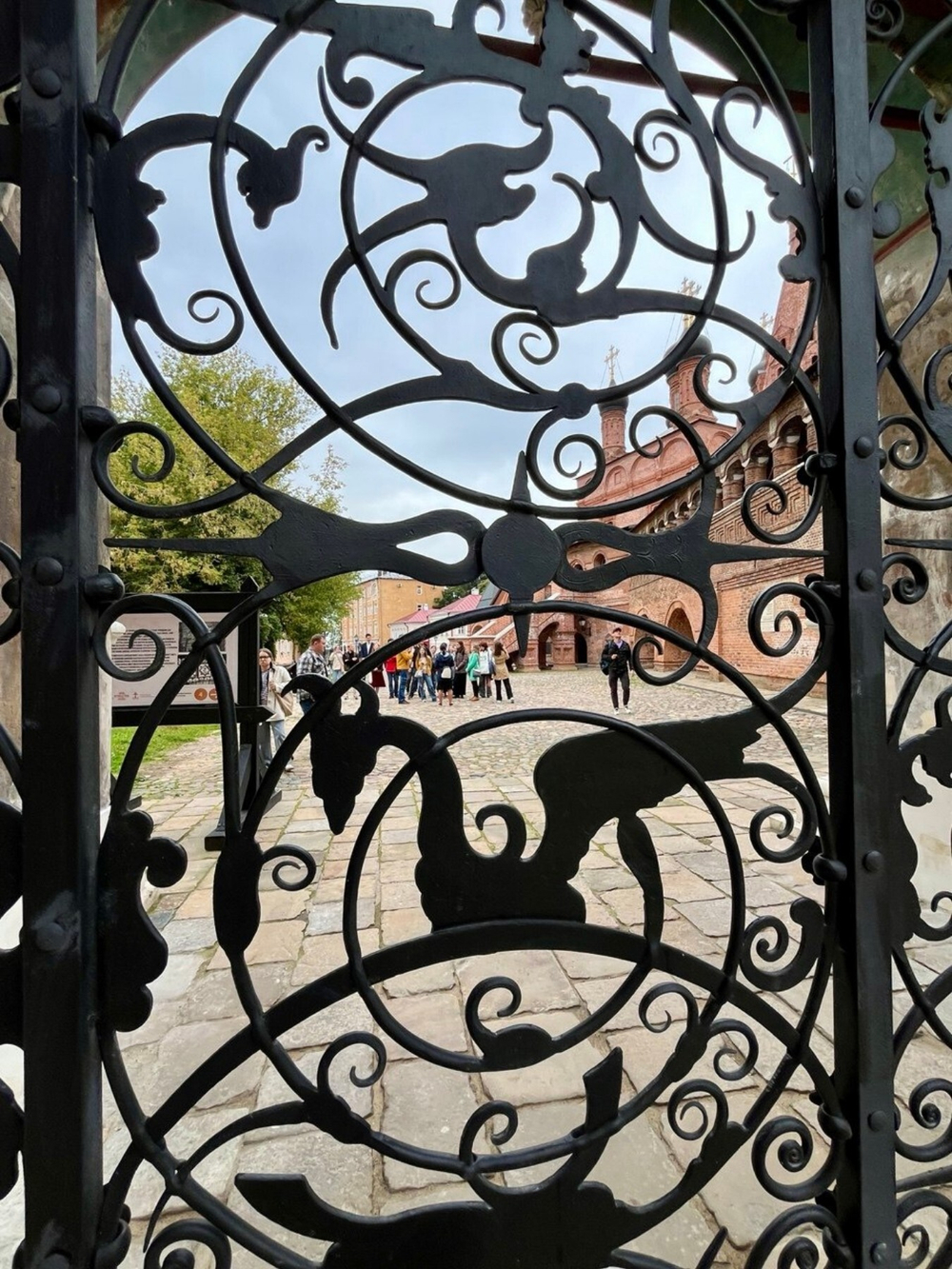 "Крутицкое подворье: жемчужина старой Москвы"- пешеходная групповая экскурсия по Москве.