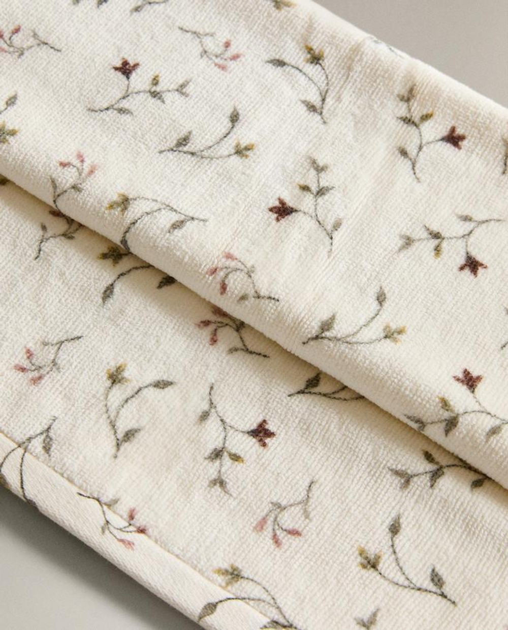 ZARA HOME ПОЛОТЕНЦЕ С ЦВЕТОЧНЫМ УЗОРОМ, РАЗНОЦВЕТНЫЙ