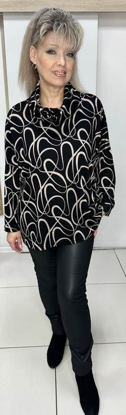 Туника черная с хомутом и бежевым абстрактным изображением