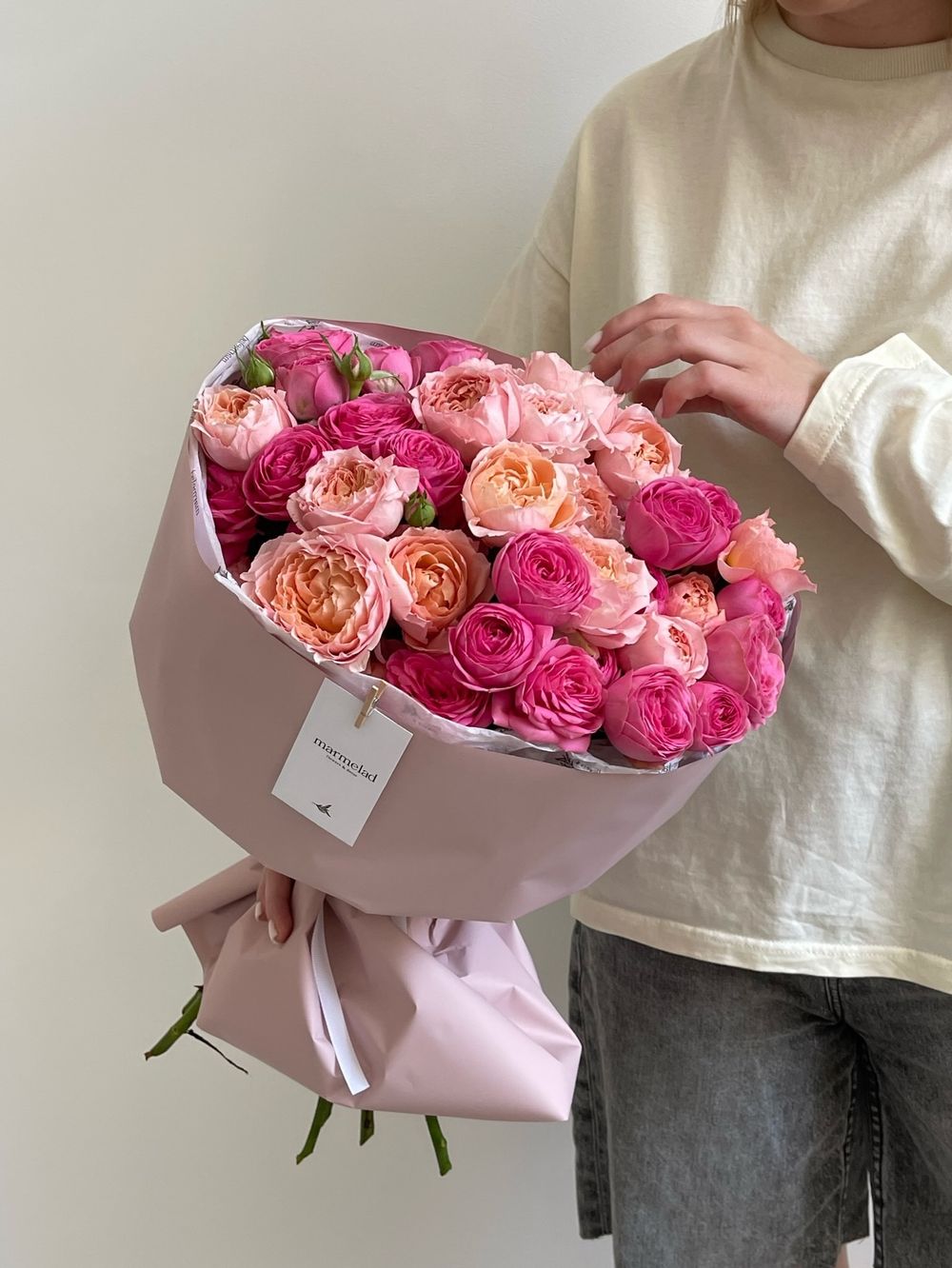 Букет из ярких кустовых пионовидных роз в оформлении