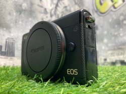 Canon EOS M100