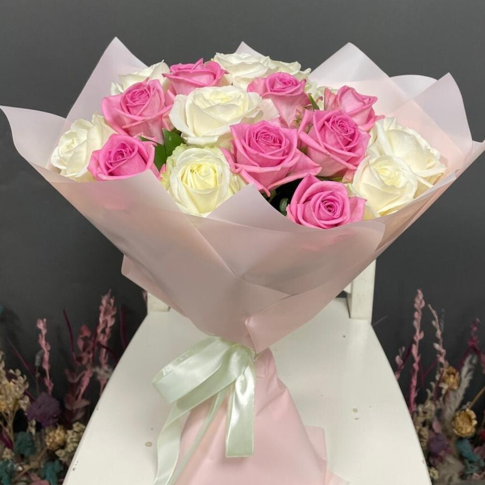 Букет из роз и рускуса «Аваланж пинк»