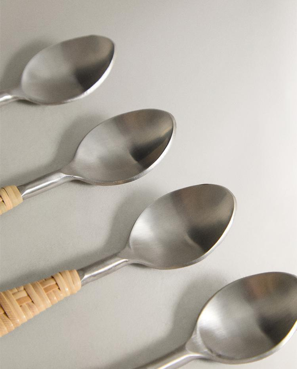 ZARA HOME НАБОР ДЕСЕРТНЫХ ЛОЖЕК С РУЧКОЙ ИЗ РОТАНГА (НАБОР ИЗ 4 ПРЕДМЕТОВ), СВЕТЛО-БЕЖЕВЫЙ