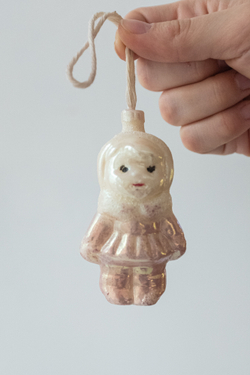 свеча в виде елочной игрушки девочка