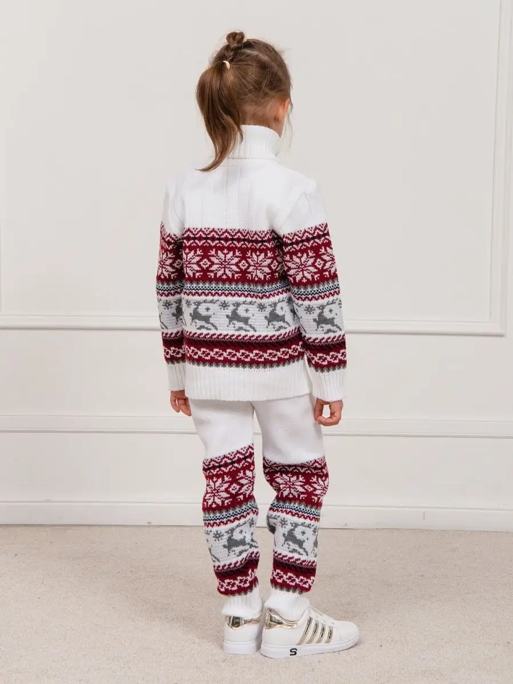 Свитер вязаный с оленями новогодний